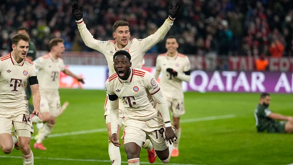 Matthias Schrader : Bayern Munich's Alphonso Davies, centre, celebrates after scoring for his side during a Champions League match against Celtic.