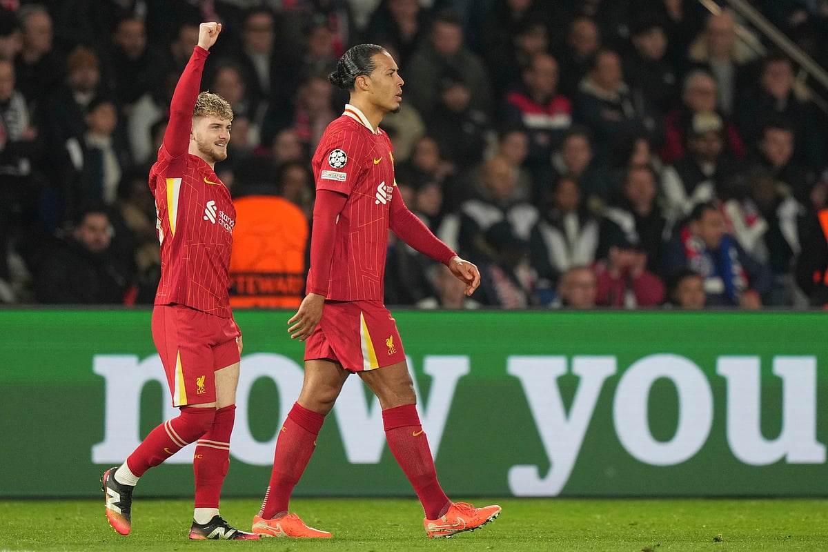 (AP Photo/Aurelien Morissard) : Liverpool's Harvey Elliott, left, celebrates with Virgil van Dijk after scoring the opening goal during the Champions League round of 16 first leg soccer match between Paris Saint-Germain and Liverpool at the Parc des Princes in Paris, Wednesday, March 5, 2025.