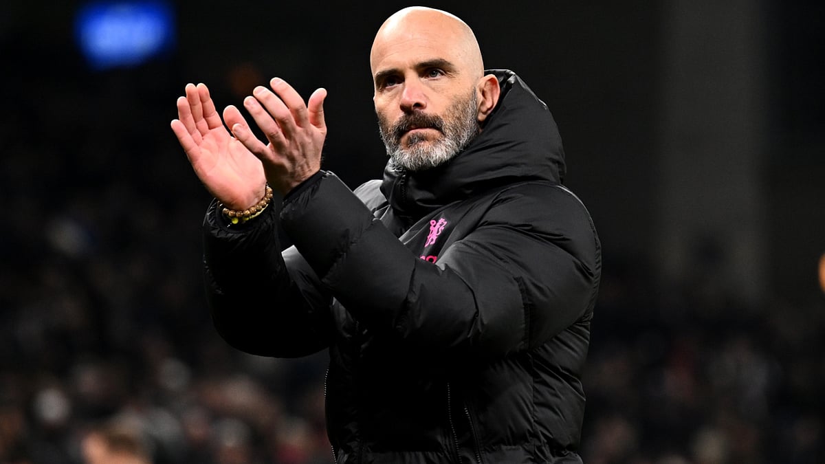 Chelsea manager Enzo Maresca applauds fans