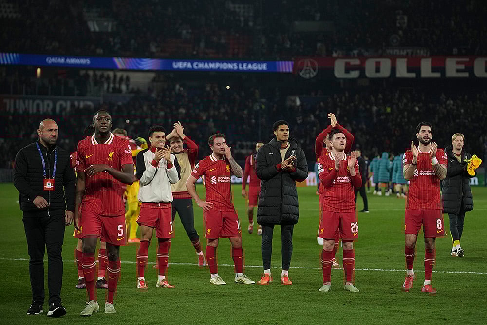 | Photo: AP/Christophe Ena : UCL round of 16 first leg, PSG vs LFC: Liverpool players leave the pitch after the match