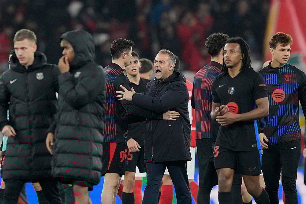 | Photo: AP/Armando Franca : UCL round of 16 first leg, SLB vs FCB: Barcelona's head coach Hansi Flick celebrates with his players