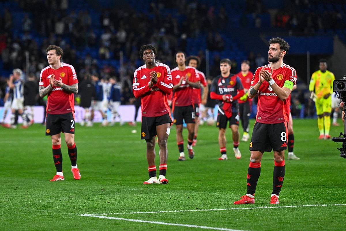  (AP Photo/Miguel Oses)

 : Manchester United players applaud supporters at the end of the Europa League round of 16 first leg soccer match between Real Sociedad and Manchester United at the Reale Arena in San Sebastian, Spain, Thursday, March 6, 2025.
