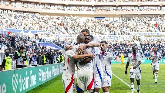 X/OL : Lyon players celebrate.