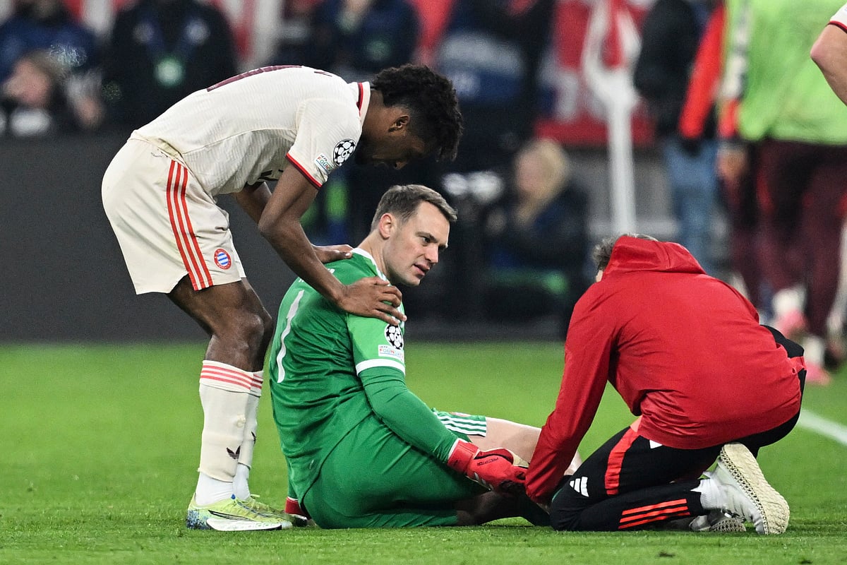 (Sven Hoppe/dpa via AP) : Munich's goalkeeper Manuel Neuer, center, receives treatment during the Champions League round of 16 first leg soccer match between FC Bayern Munich and Bayer 04 Leverkusen in Munich, Germany, Wednesday, March 5, 2025.