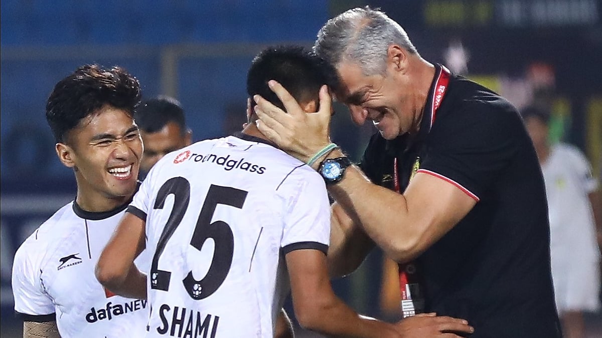 X/RGPunjabFC : Shami Singamayum (left) celebrates his goal with Punjab FC coach.