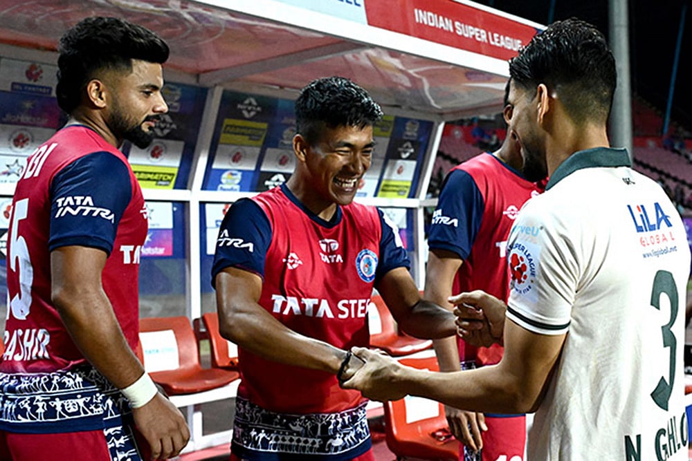 | Photo: FDSL/ISL : ISL 2024-25, JFC vs OFC: Jamshedpur FC and Odisha FC players greet each other