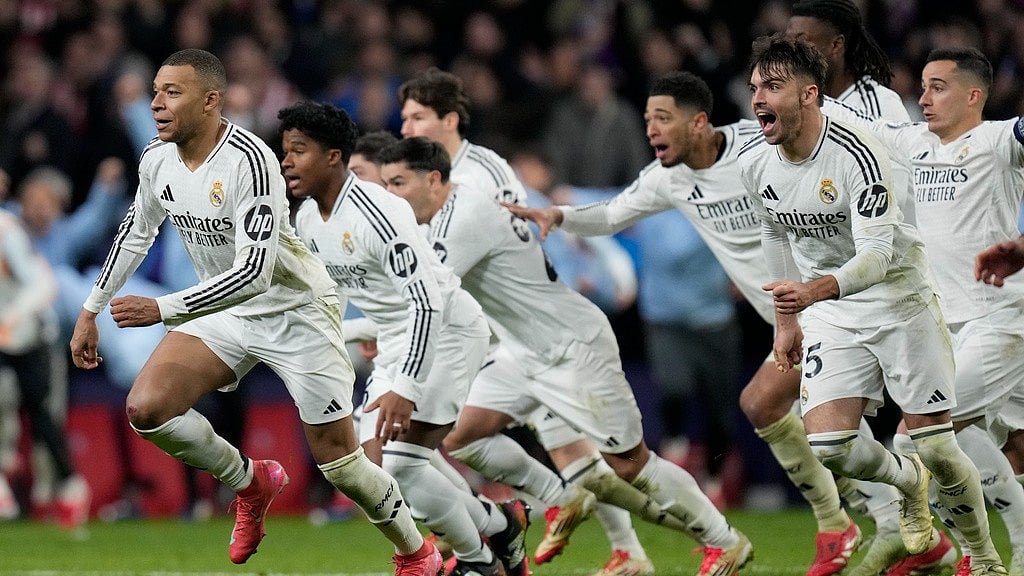 AP/Bernat Armangue : Real Madrid players celebrate after winning the penalty shootout during the Champions League round of 16, second leg, soccer match between Atletico Madrid and Real Madrid at the Metropolitano stadium.