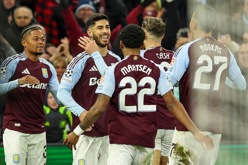 File : Aston Villa's Marco Asensio with team.
