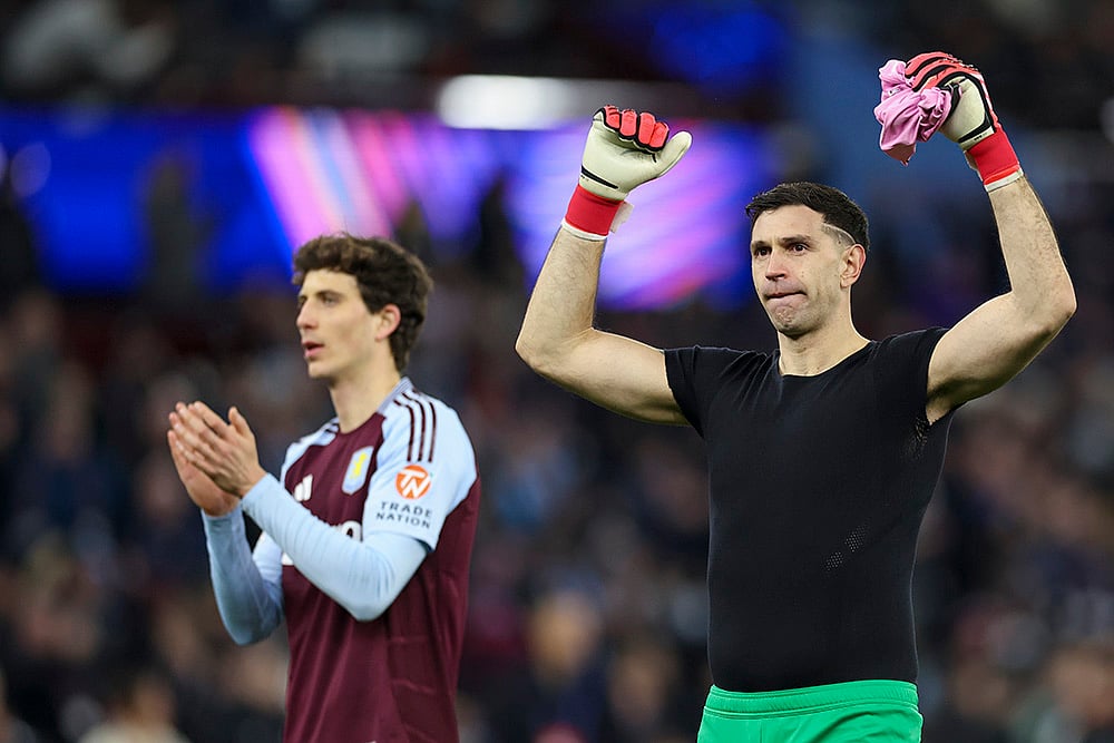 | Photo: AP/Darren Staples : UCL 2024-25, Aston Villa vs Club Brugge: Aston Villa's goalkeeper Emiliano Martinez and Aston Villa's Pau Torres celebrate