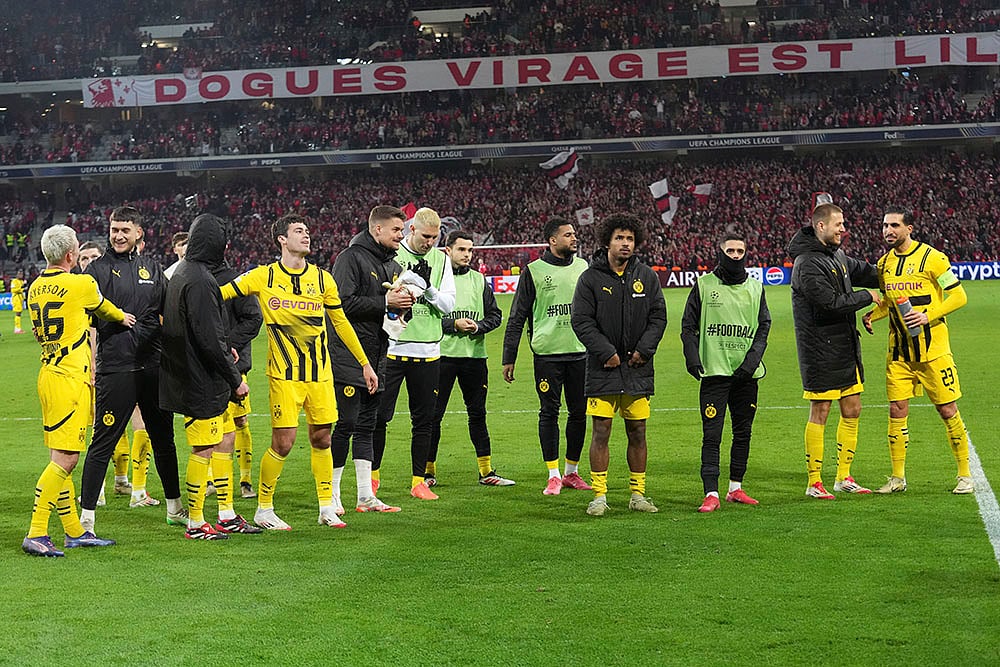 | Photo: AP/Michel Euler : UCL 2024-25, Lille vs Dortmund: Dortmund players thanks their fans