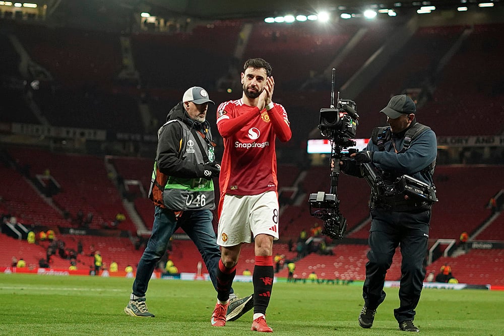 | Photo: AP/Dave Thompson : Europa League 2024-25: Manchester United's Bruno Fernandes applauds to supporters after the match