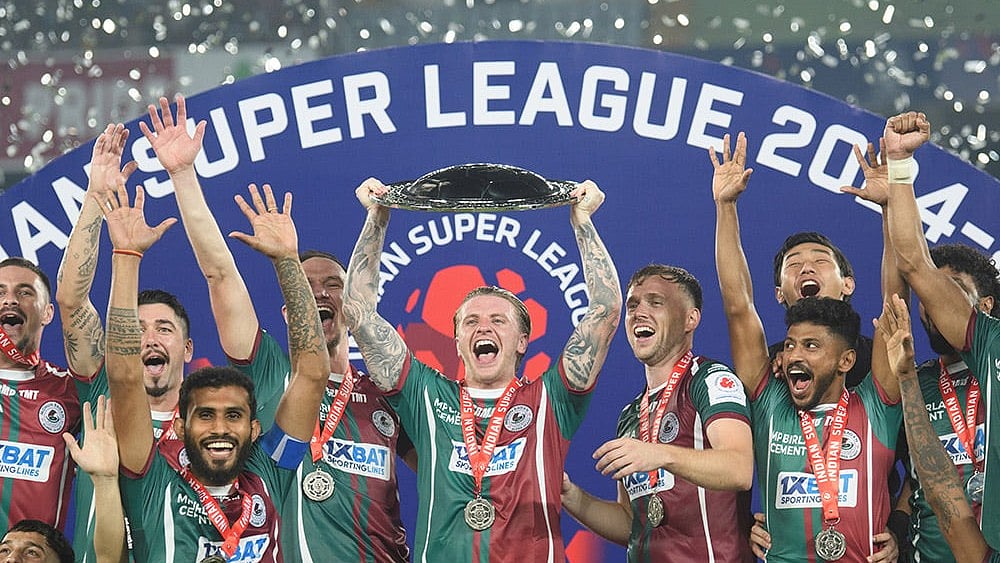 | Photo: FSDL/ISL : ISL 2024-25, MBSG vs FCG: Mohun Bagan players lift the league winners' shield