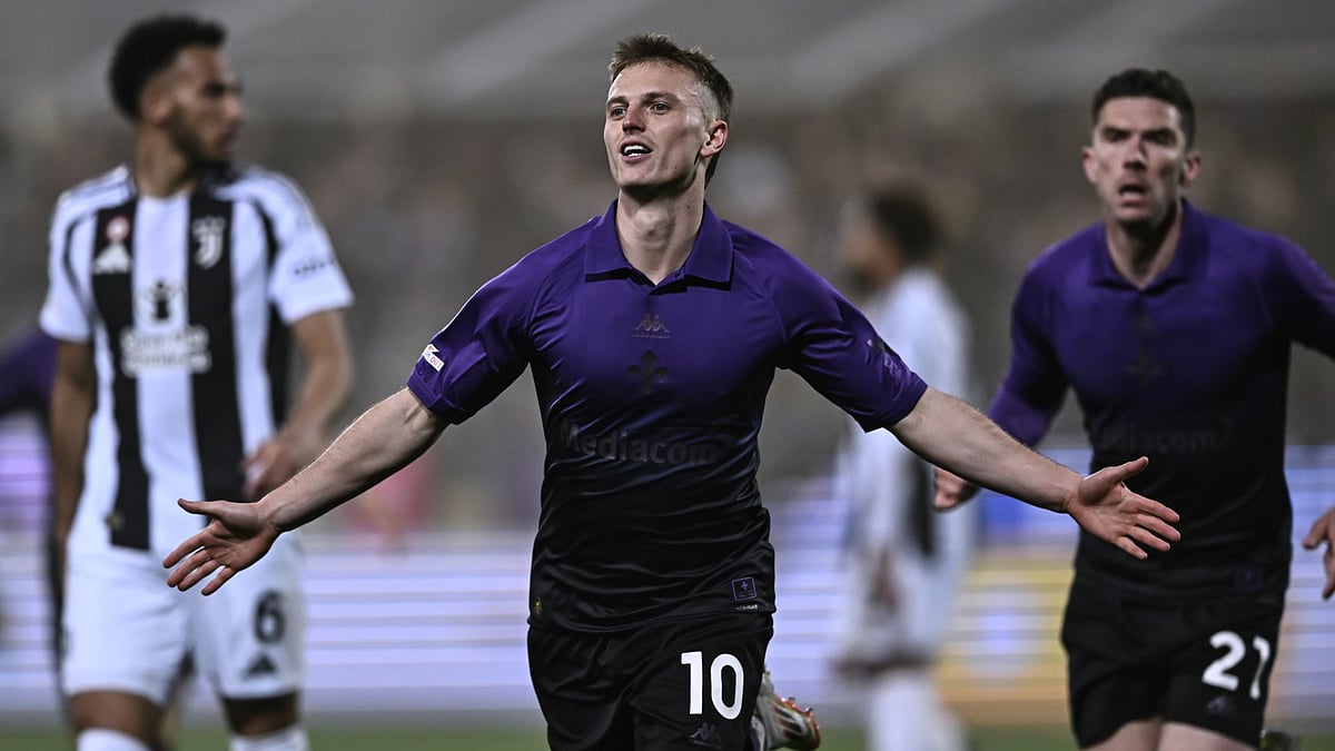 Gudmundsson celebrates after scoring Fiorentina's third goal
