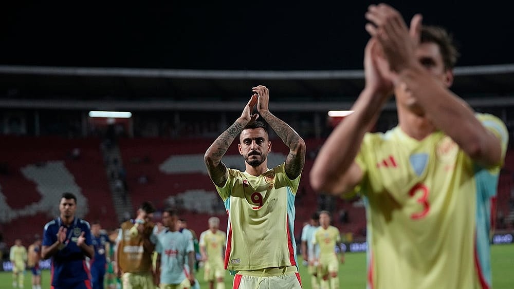 | Photo: AP/Darko Vojinovic : 2024-25 Nations League Football Serbia vs Spain: Spain's Joselu and team mates applaud fans after the match