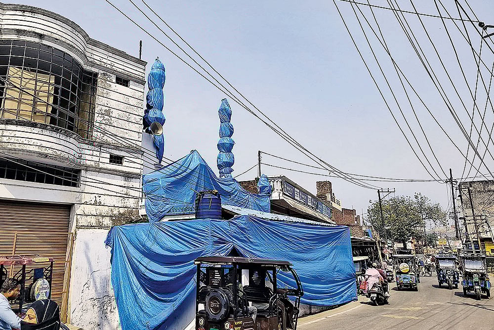 | Photo: PTI : A mosque covered up ahead of the procession in Shahjahanpur, Uttar Pradesh |  REP IMAGE |
