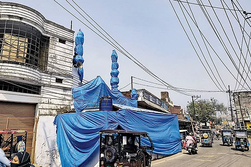 | Photo: PTI : A mosque covered up ahead of the procession in Shahjahanpur, Uttar Pradesh | REP IMAGE |