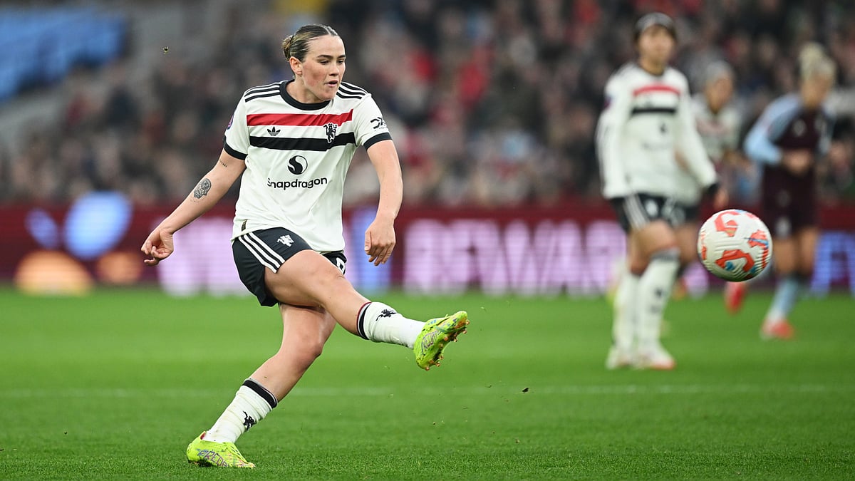 Grace Clinton scored a long-range stunner as United cruised to three points