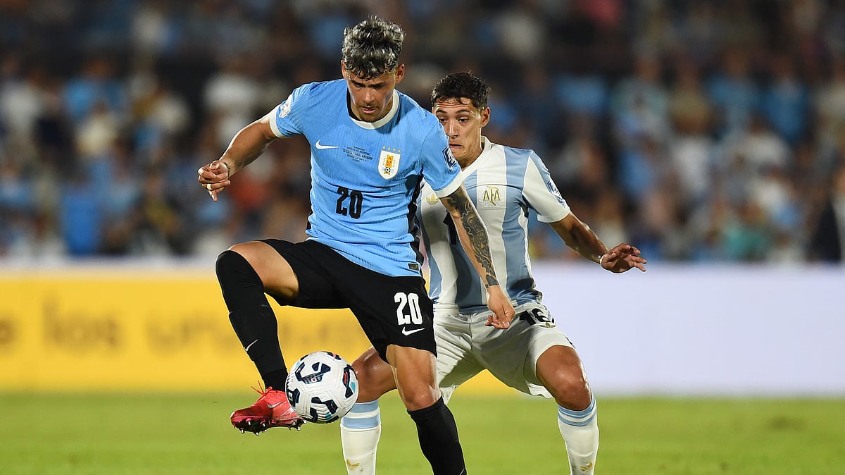 Photo: X | CONMEBOL.com : Argentine player trying to get the ball during a match against Uruguay.