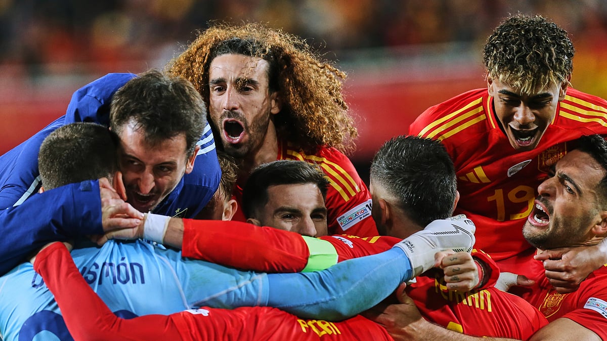 AP Photo/Alberto Saiz : Spanish players celebrate their victory after the UEFA Nations League quarterfinal second leg match between the Netherlands and Spain at Mestalla stadium in Valencia, Spain.