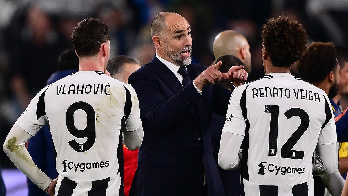 Igor Tudor speaking to his Juve players.