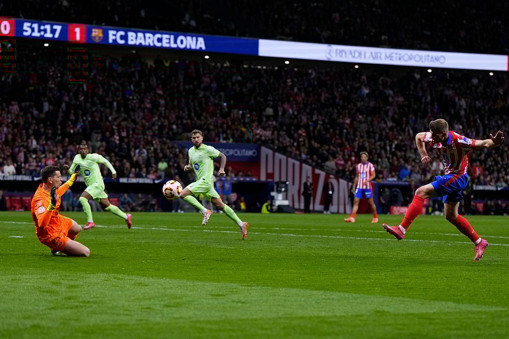 AP/Manu Fernandez : Atletico Madrid's Alexander Sorloth shoots during the Spanish Copa del Rey semifinal second leg soccer match between Atletico Madrid and Barcelonaat the in Madrid, Spain, Wednesday, April 2, 2025.