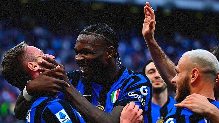 X/inter_en : Inter Milan players celebrate.