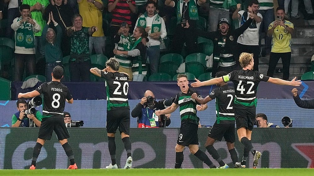 Armando Franca : Sporting players celebrate after a goal.