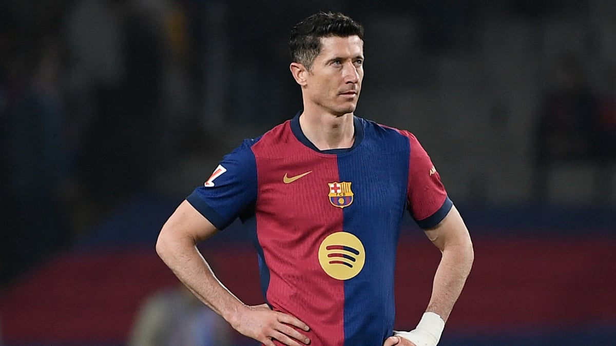 Robert Lewandowski looks on during Barca's draw with Betis