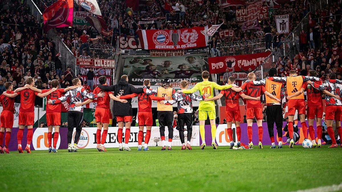 Photo: X | FC Bayern : Bayern Munich team players during a football match.