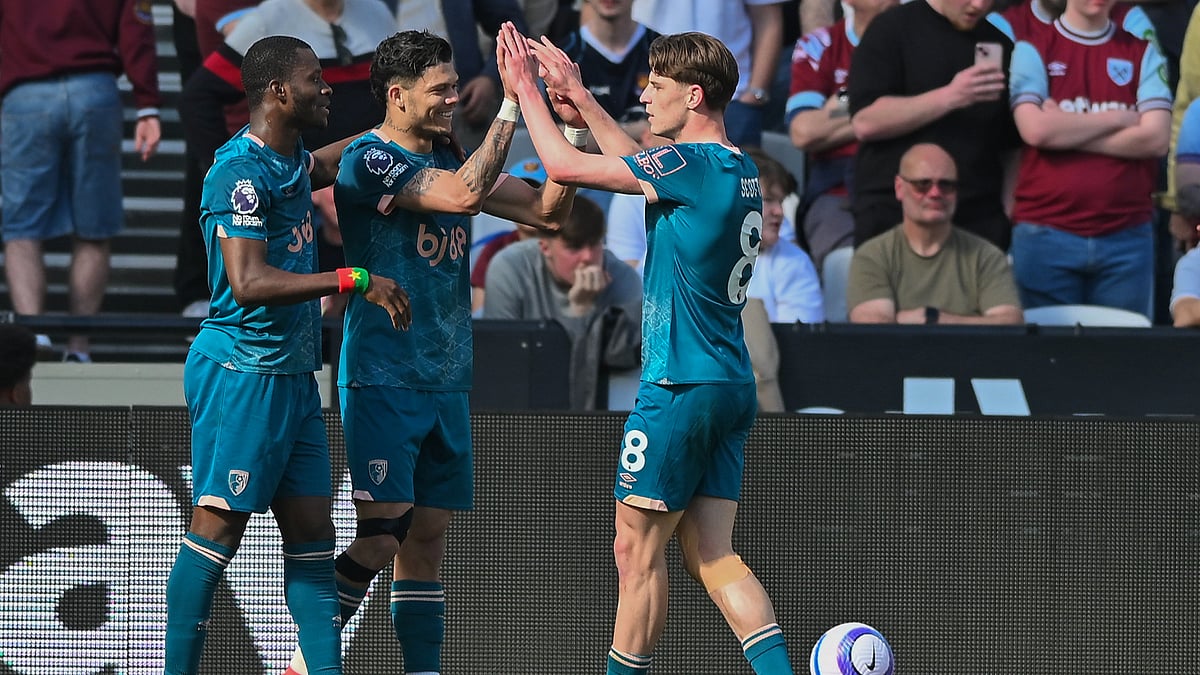 Evanilson celebrates after scoring