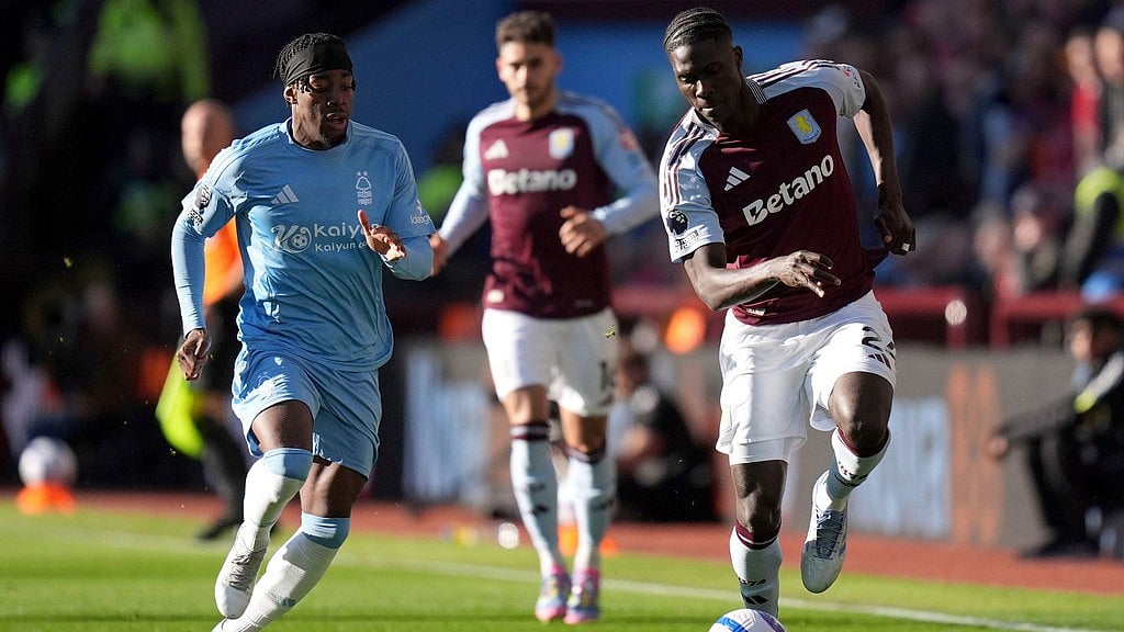 Photo: AP : Nottingham Forest's Anthony Elanga (left) and Aston Villa's Amadou Onana battle for the ball during their English Premier League clash.