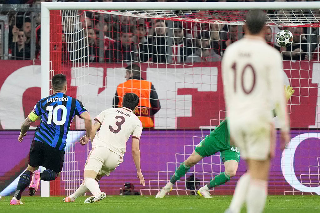 AP/Matthias Schrader : Inter Milan's Lautaro Martinez, left, scores the opening goal during the Champions League quarterfinals first leg soccer match between FC Bayern Munich and Inter Milan, at the Allianz Arena in Munich, Germany, Tuesday, April 8, 2025.