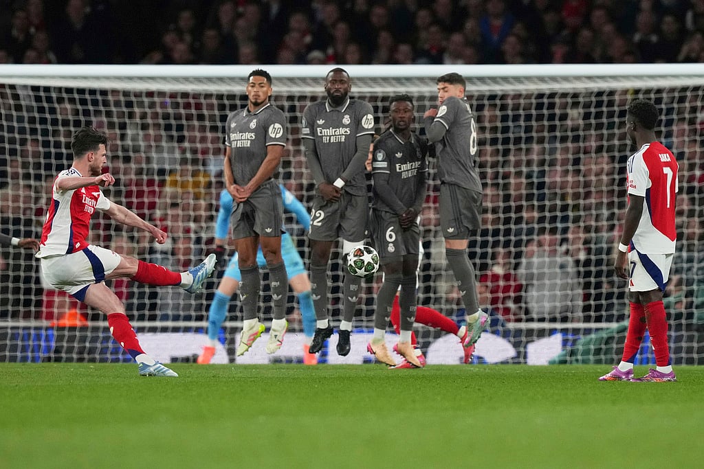 AP/Frank Augstein : Arsenal's Declan Rice, left, scores his side's opening goal during the Champions League quarterfinal first leg soccer match between Arsenal and Real Madrid at the Emirates Stadium in London, Tuesday, April 8, 2025.