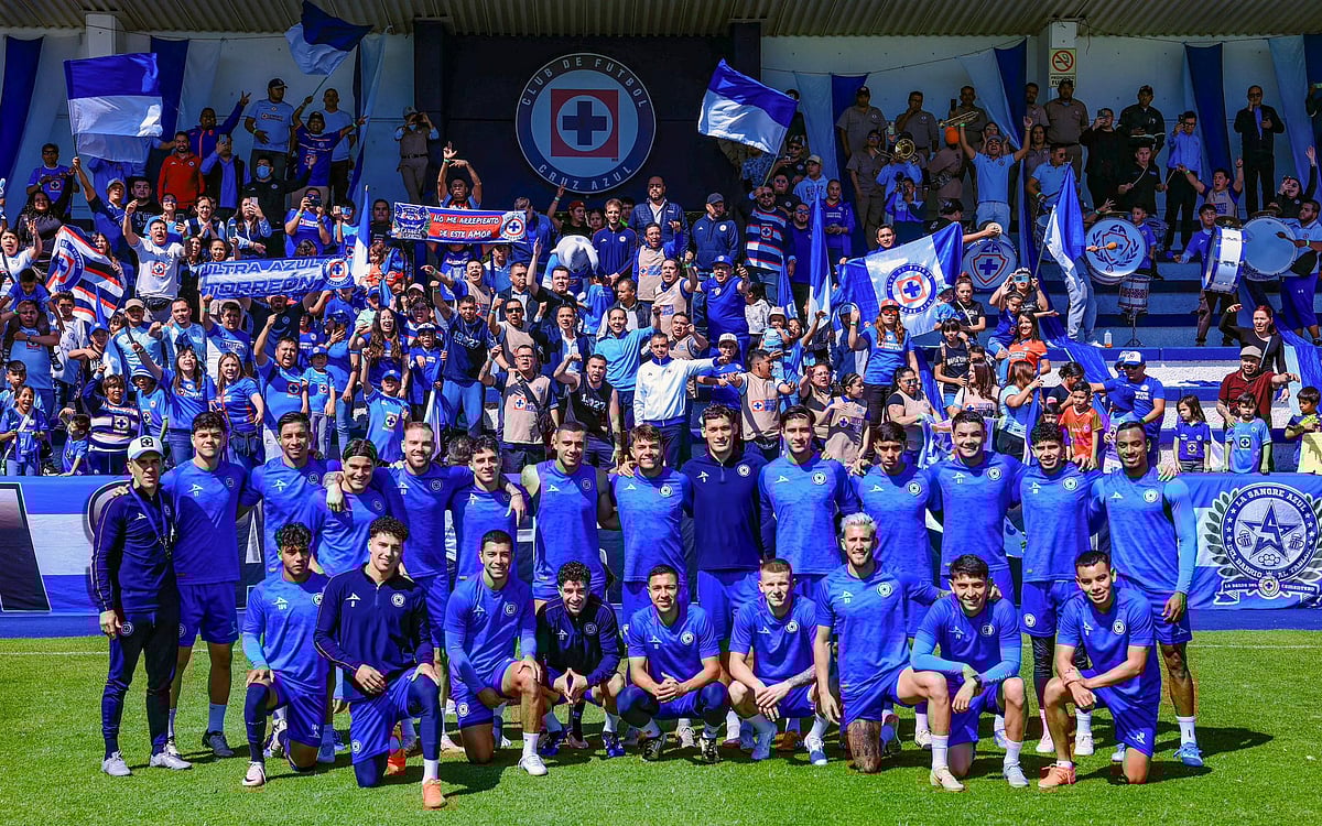 X/CruzAzul : Cruz Azul players and staff posing with the fans.