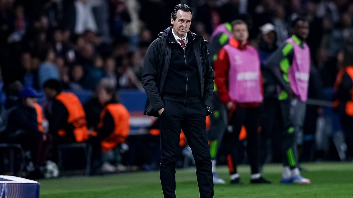 Unai Emery looks on during Aston Villa's defeat to Paris Saint-Germain