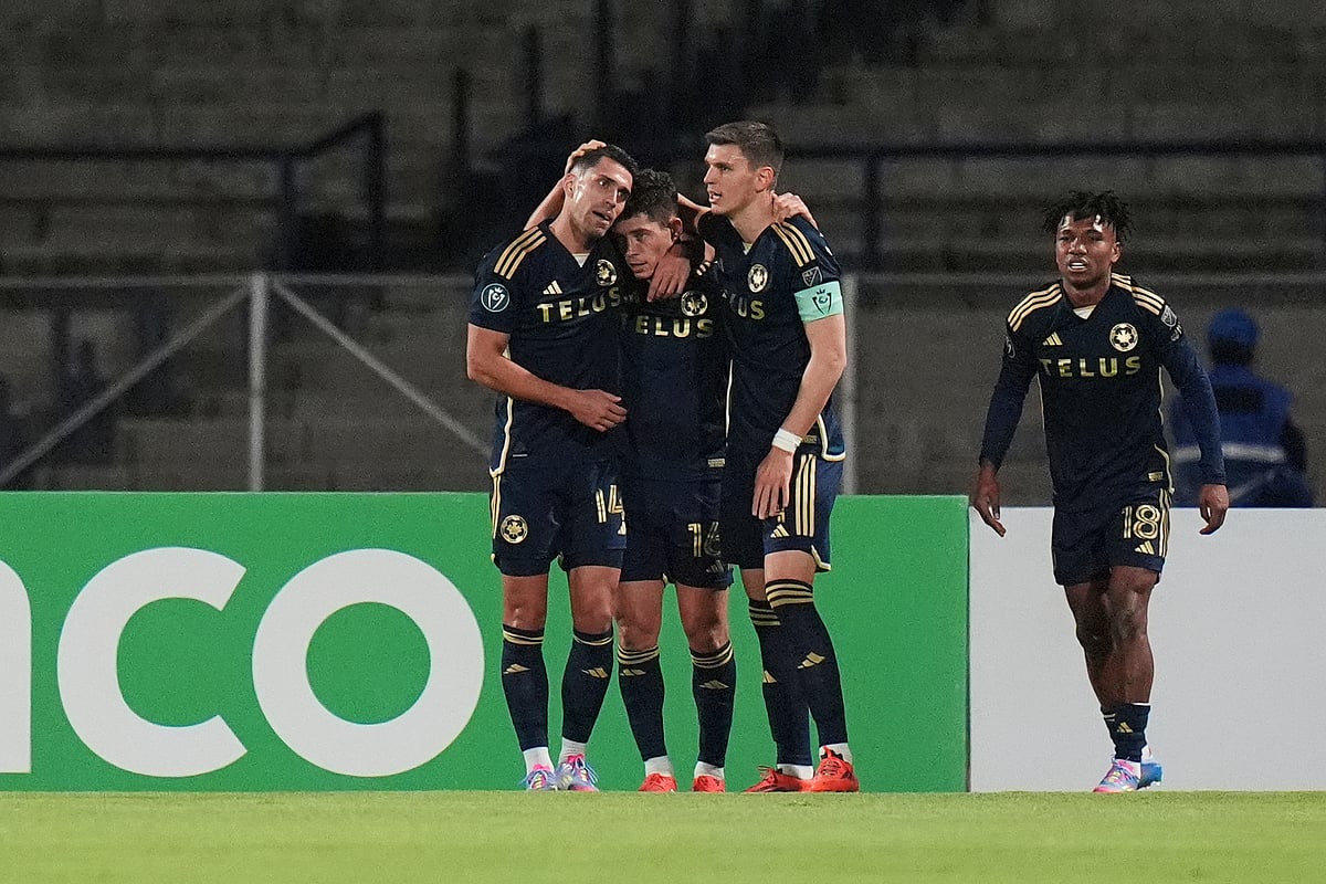 (AP Photo/Eduardo Verdugo)
 : Sebastian Berhalter of Canada's Vancouver Whitecaps, second from left, is congratulated after scoring his side's opening goal against Mexico's Pumas during a CONCACAF Champions Cup second leg quarterfinal soccer match in Mexico City, Wednesday, April 9, 2025. 


