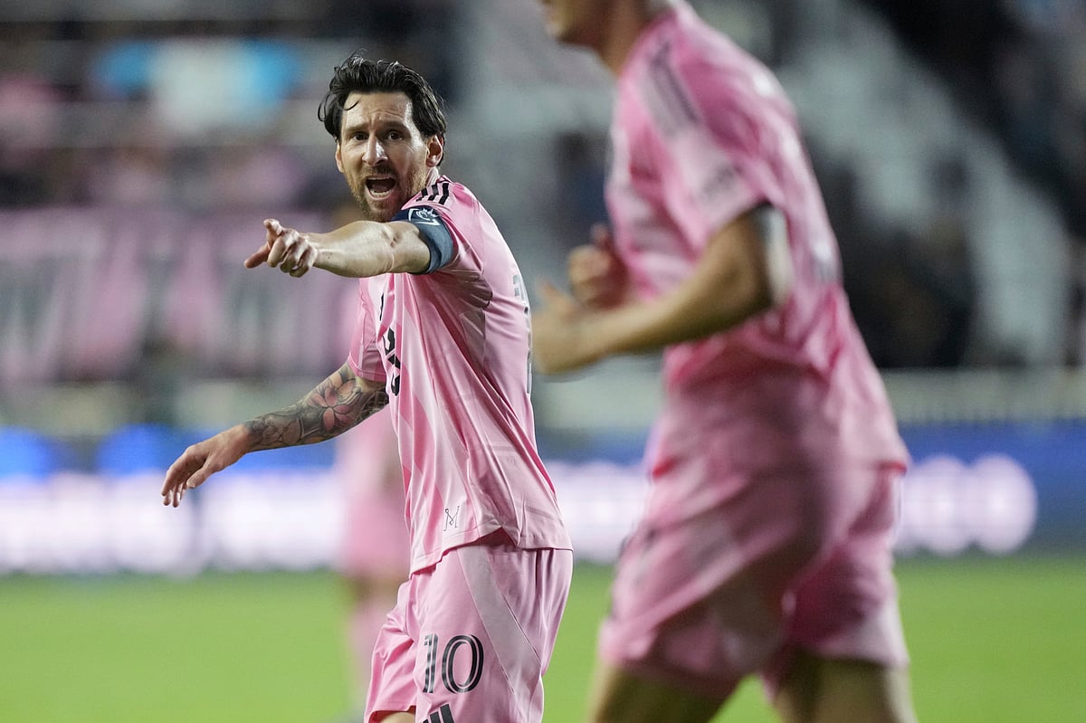 (AP Photo/Jim Rassol)

 : Inter Miami forward Lionel Messi (10) directs his team against the Los Angeles FC during the first half of a CONCACAF Nations League Quarterfinal Match at Chase Stadium, Wednesday, April 9, 2025 in Fort Lauderdale, Fla. 