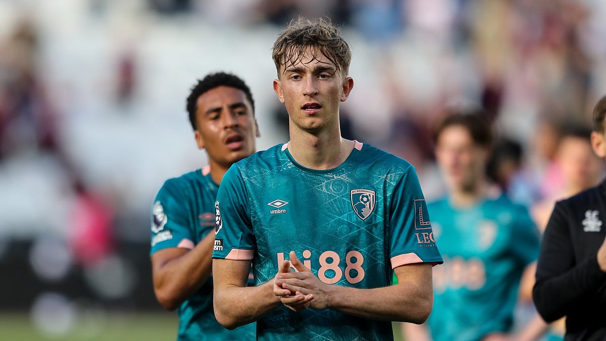 Huijsen applauding fans