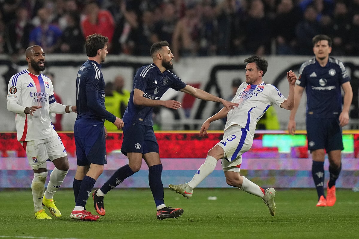 (AP Photo/Thibault Camus)
 : Manchester United's Mason Mount, second from left, and Manchester United's Noussair Mazraoui, centre left, argue with Lyon's Nicolas Tagliafico during the Europa League quarterfinal first leg soccer match between Lyon and Manchester United at Groupama stadium in Decines, outside Lyon, France, Thursday, April 10, 2025. 

