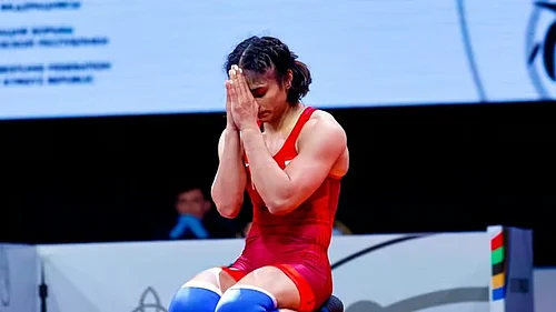 WFI : Indian wrestler Vinesh Phogat accepts cash prize equivalent to an Olympic Silver medallist