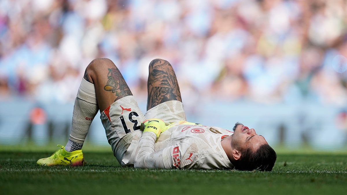 AP Photo/Dave Thompson : Manchester City's goalkeeper Ederson grimaces in pain during their English Premier League match against visiting Crystal Palace at the Etihad Stadium on April 12, 2025.