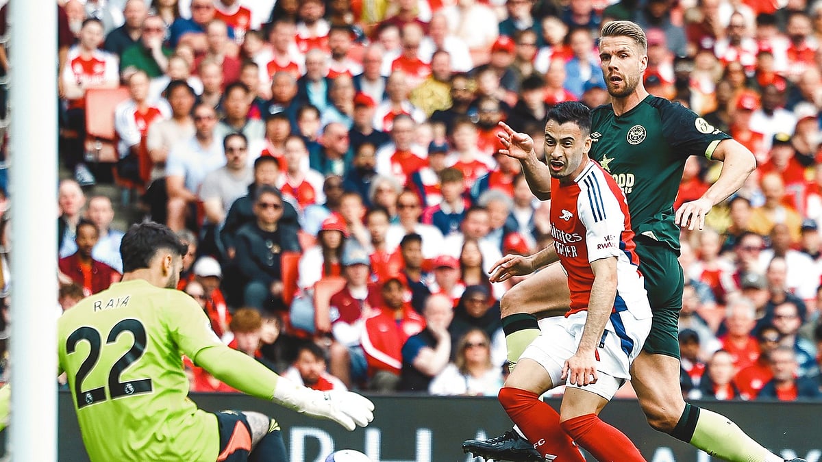 | Photo: X / BrentfordFC : Brentford's Kristoffer Ajer's shot being saved by Arsenal goalkeeper David Raya.