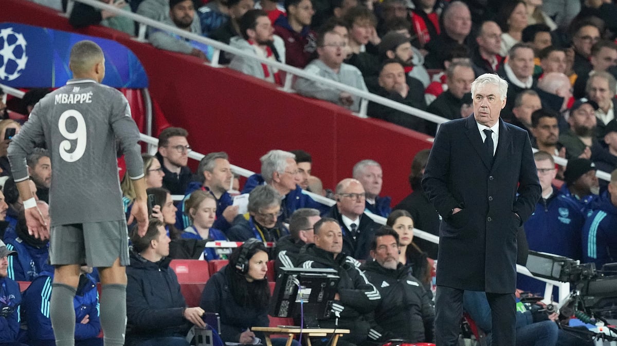 AP Photo/Frank Augstein : Real Madrid's head coach Carlo Ancelotti, right, and Real Madrid's Kylian Mbappe react end of the Champions League quarterfinal first leg soccer match between Arsenal and Real Madrid at the Emirates Stadium in London.