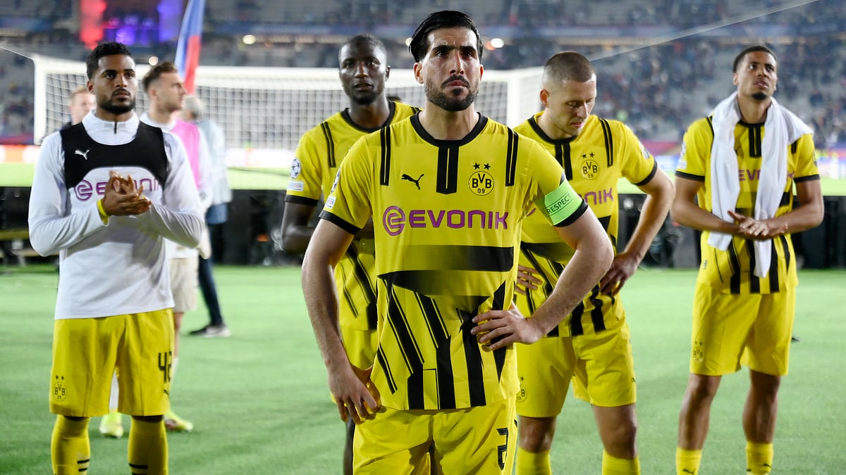File : Borussia Dortmund's players appear dejected after their first-leg loss to Barcelona.