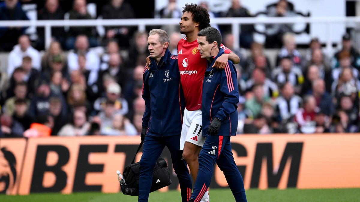 Joshua Zirkzee was helped from the field on Sunday