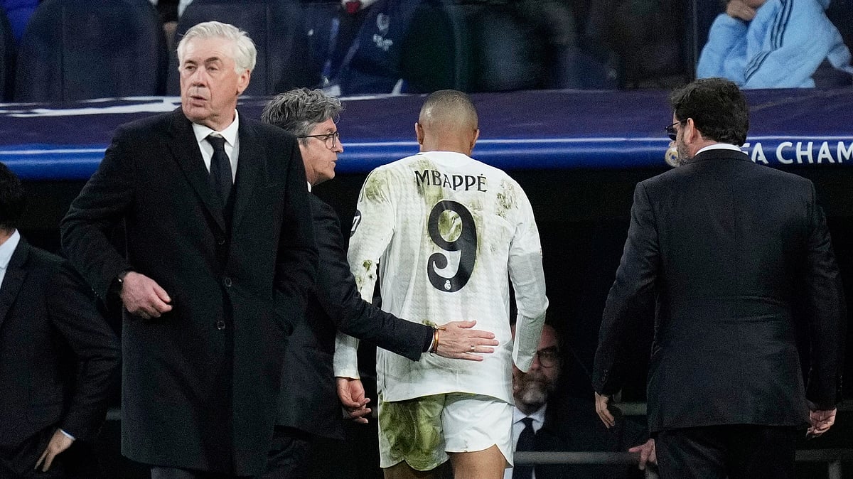 AP/Bernat Armangue : Real Madrid's Kylian Mbappe, center, leaves the field after sustaining an injury during their UEFA Champions League quarter-final second leg soccer match against Arsenal at the Santiago Bernabeu Stadium in Madrid, Spain, on April 16, 2025.
