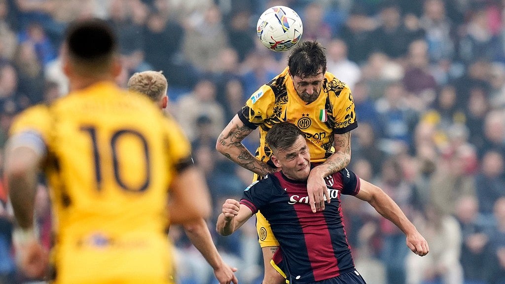 Massimo Paolone/LaPresse via AP : Bologna's Thijs Dallinga and Inter Milan's Francesco Acerbi, top, in action during their Serie A clash.