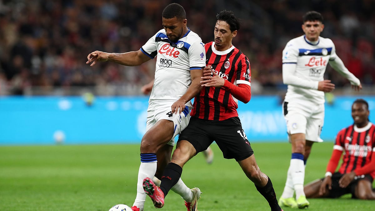 | Photo: X / SerieA_EN : Atalanta's Isak Hien is challenged by AC Milan's Tijjani Reijnders.
