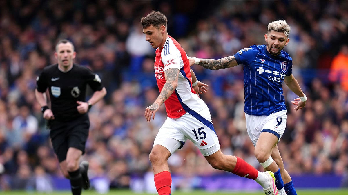 John Walton/PA via AP : Arsenal's Jakub Kiwior, center, and Ipswich Town's Julio Enciso battle for the ball during the English Premier League soccer match between Ipswich Town and Arsenal at Portman Road, Ipswich, England.