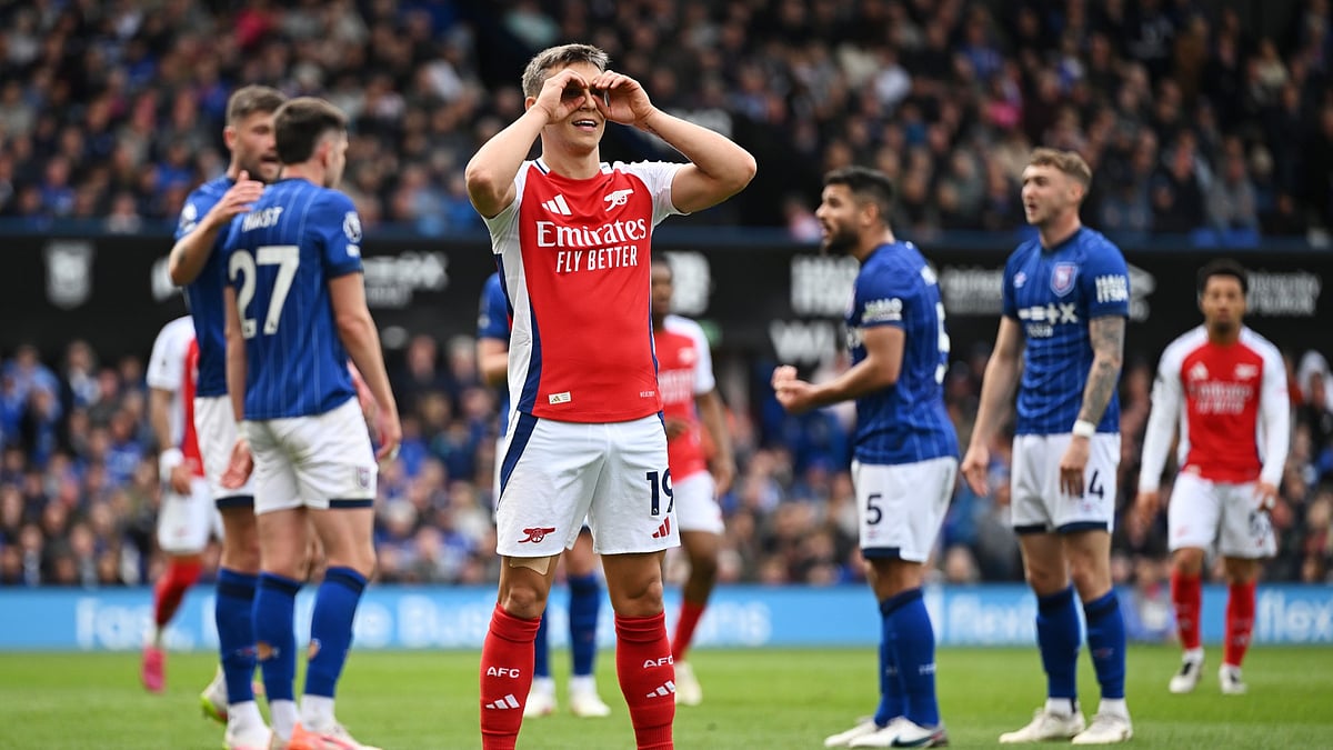File : Leandro Trossard celebrates scoring Arsenal's third goal against Ipswich Town.